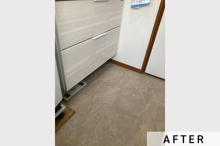 施工後の洗面所の床。クッションフロアに張り替えました。>