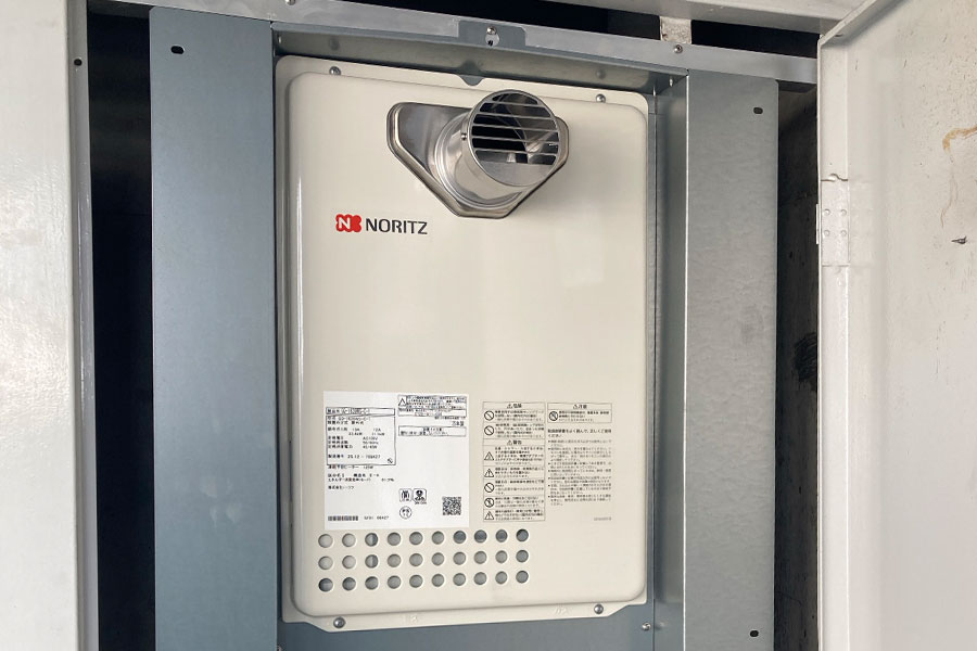 排気口位置を調整したマンションパイプスペースの給湯器取替え工事