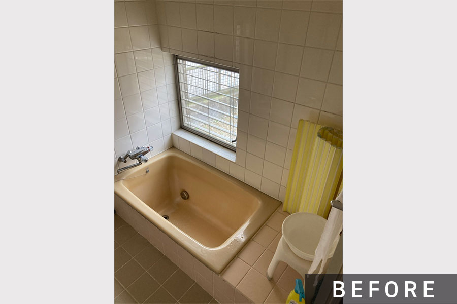 施工前の浴室　窓がジャロジー窓で寒い>