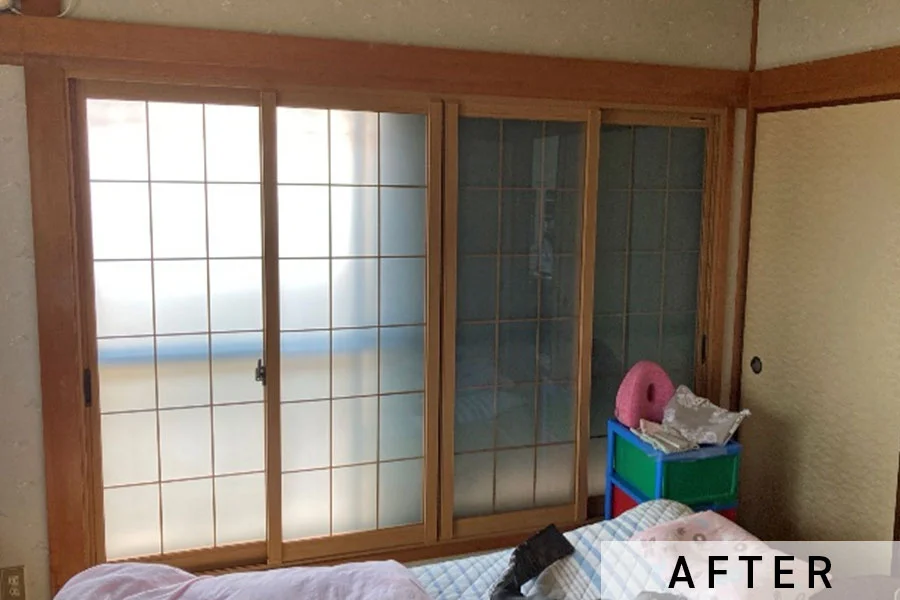 施工後は格子デザインの内窓に。掃き出し窓タイプです。>