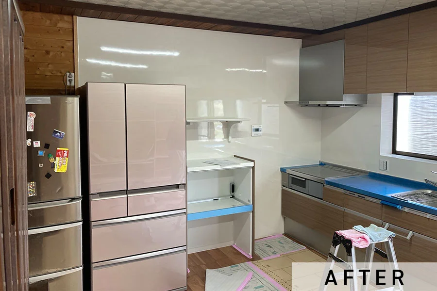 壁には大きなパネルを張りました。>