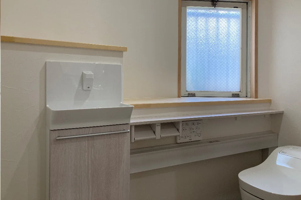 以前は和式だったトイレは奥行きのある間取りの洋式トイレとなりました。>