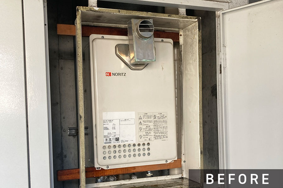施工前の給湯器>