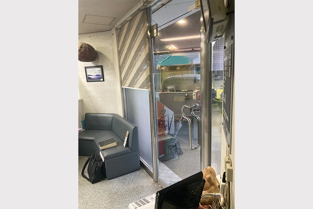 施工前の出入口ドア>