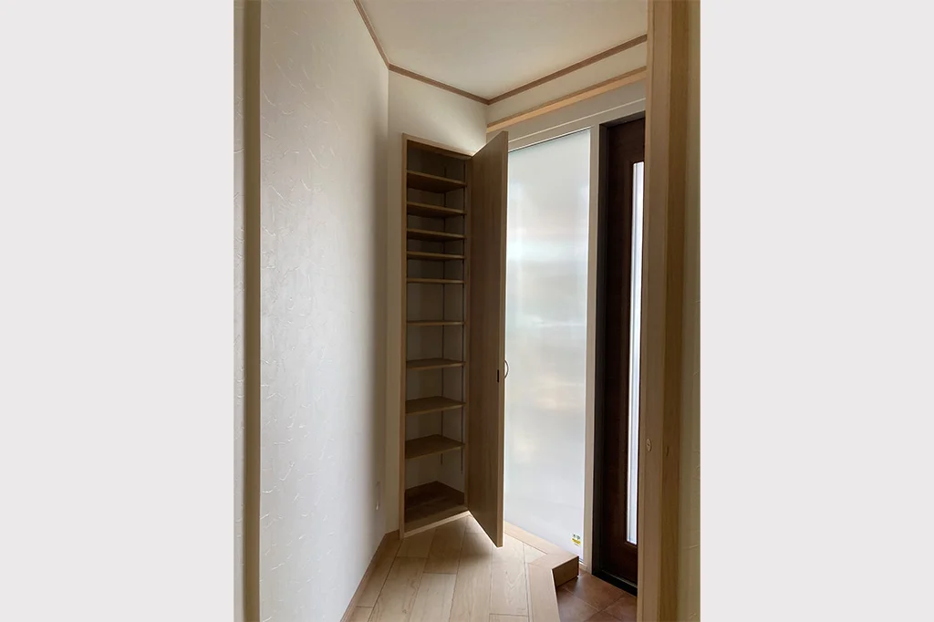 デッドスペースにならないように作り付けのシューズクロークを作りました。>