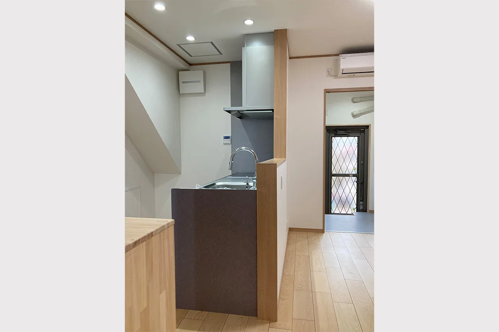 勝手口のある部屋は洗面所兼脱衣所です。>