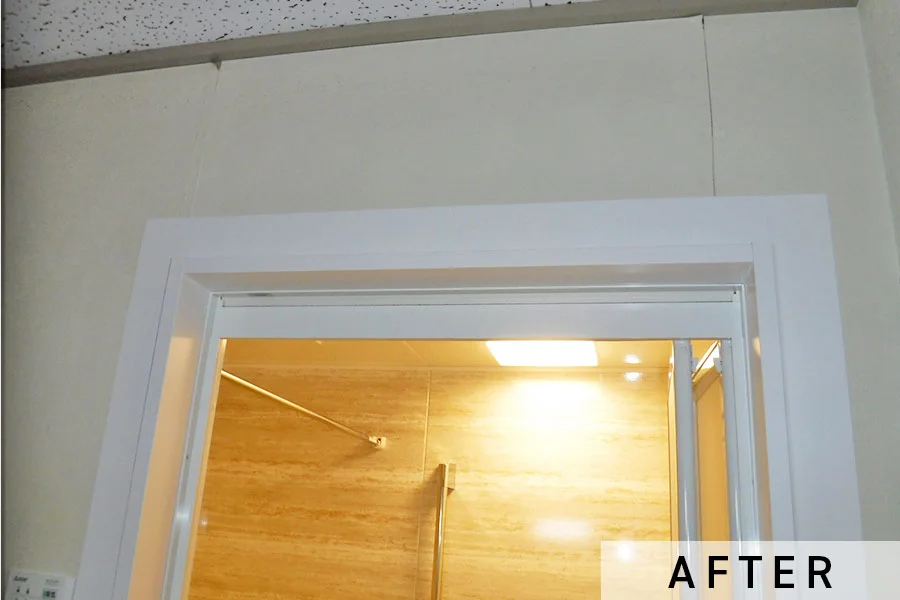 施工後の出入口。壁紙を張り替えず、額縁仕上げにしました。>