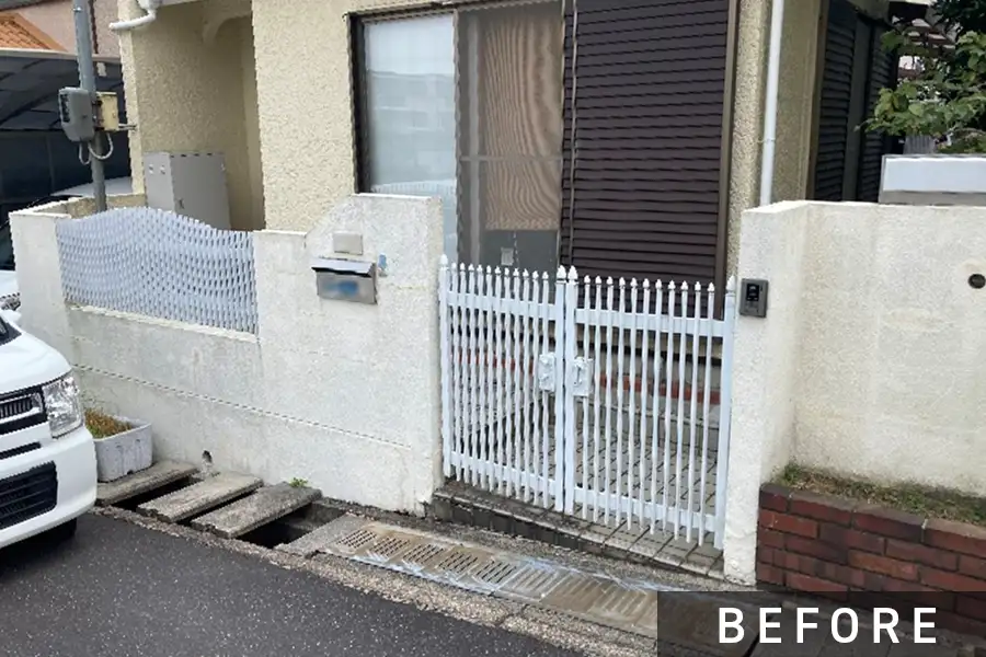 施工前の門扉とフェンス>