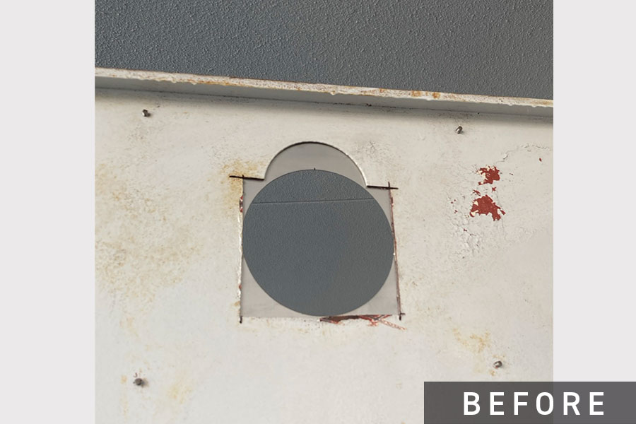 扉の排気口位置を調整>