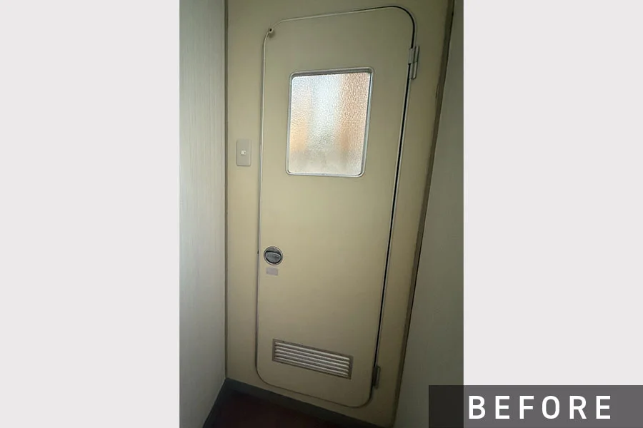 施工前のトイレの扉>