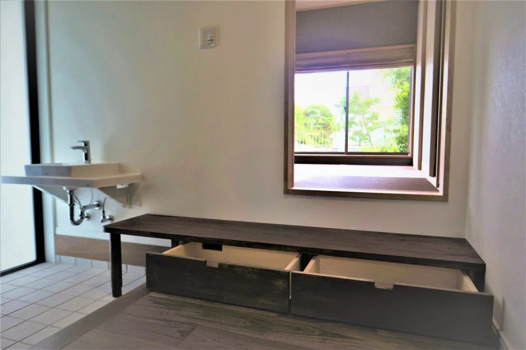 外出先から帰宅したとき、衣類や持ち物には花粉シーズンの悩みを解決するリフォームアイデアの画像