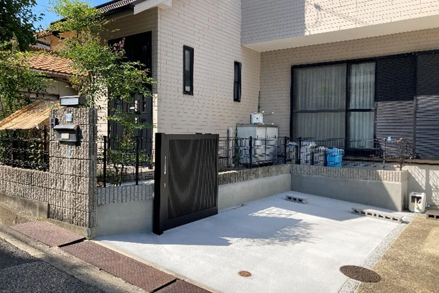 駐車スペースの拡張に伴う門扉のリフォーム