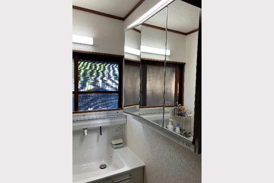 三面鏡を独立させた洗面所のリフォーム