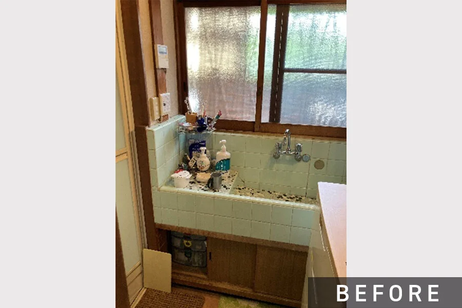 施工前の洗面所。タイル張りでした。>