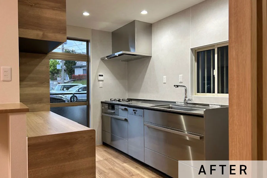 元々居間だった場所をキッチンに。ダイニングとつなげている。>