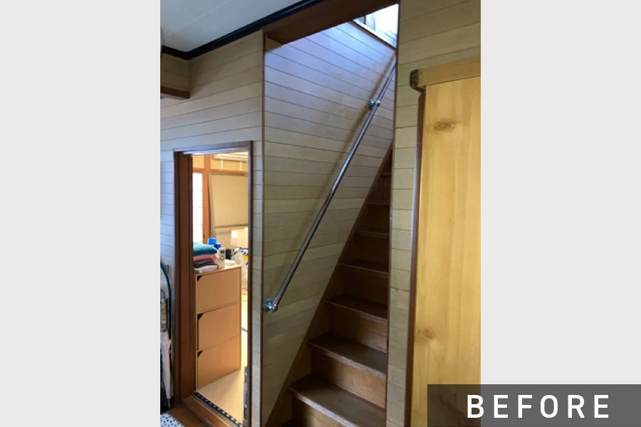 施工前の階段。幅が狭く、段差も大きかった。>