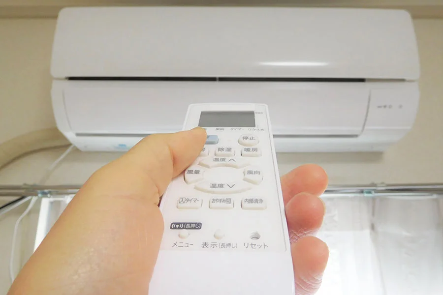 暑い夏の日、いざエアコンを使おうと思ったエアコンの試運転の画像