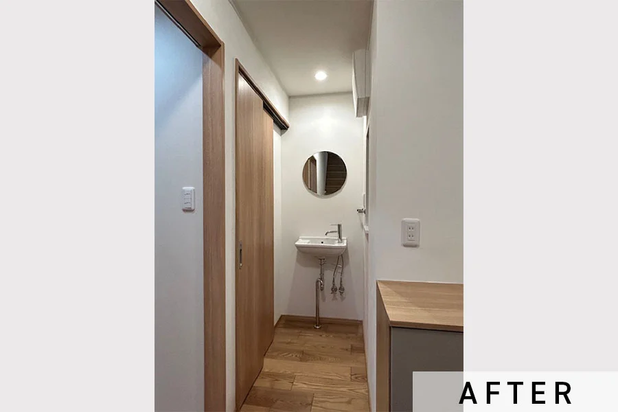 玄関ホールからつながる手洗い場。左手にはトイレが隣接しており、側面から入れる引き戸を設けた。>