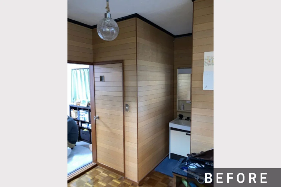 施工前の玄関ホールと洗面台。左手の扉はトイレにつながっている。>