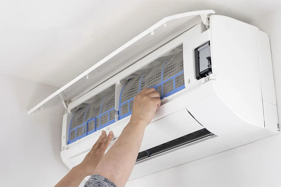 フィルター掃除を行いましょう。自動お掃除エアコンの試運転の画像