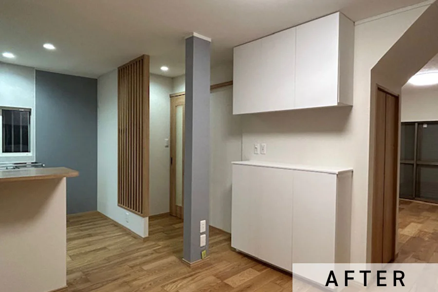 ダイニングからキッチンとの動線方向。元々扉があった場所は縦格子壁に変更して、ダイニングの面積を広げた。>