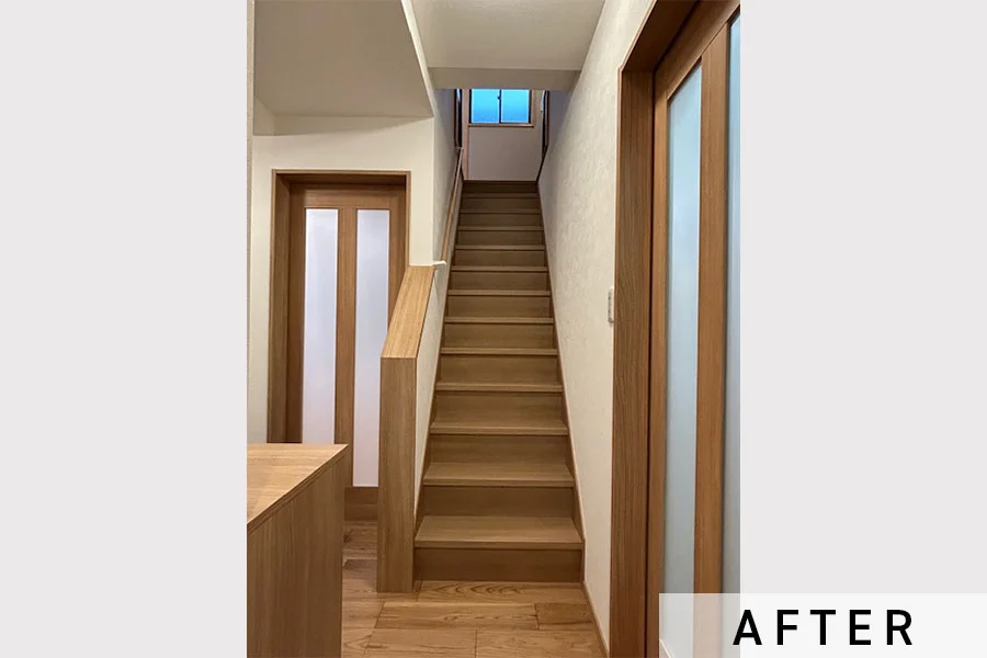 玄関ホールにある2階への階段。ゆったりとした幅に架け替えためホールは狭くなったが、閉塞感は感じない。>