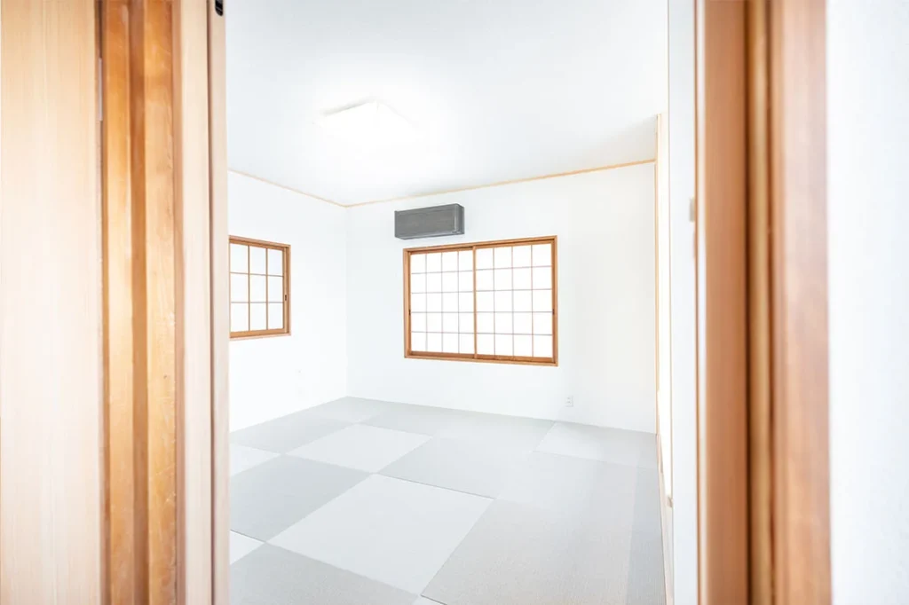 入り口から見た和室（北～西）。和紙の半畳たたみを敷きました。>