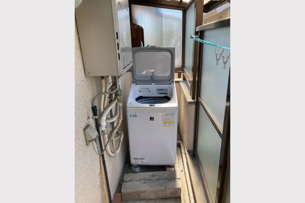 施工前の屋外に設置された洗濯機>