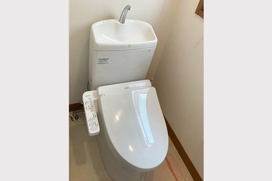 ストライプのクロスを使ったトイレリフォーム工事