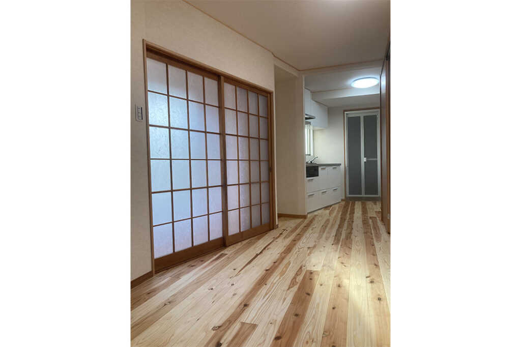 施工後・リビング。奥がキッチン、浴室と続く。>