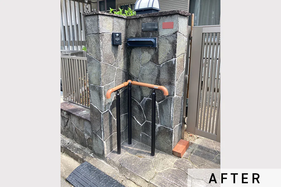 手すりを門柱側に設置>